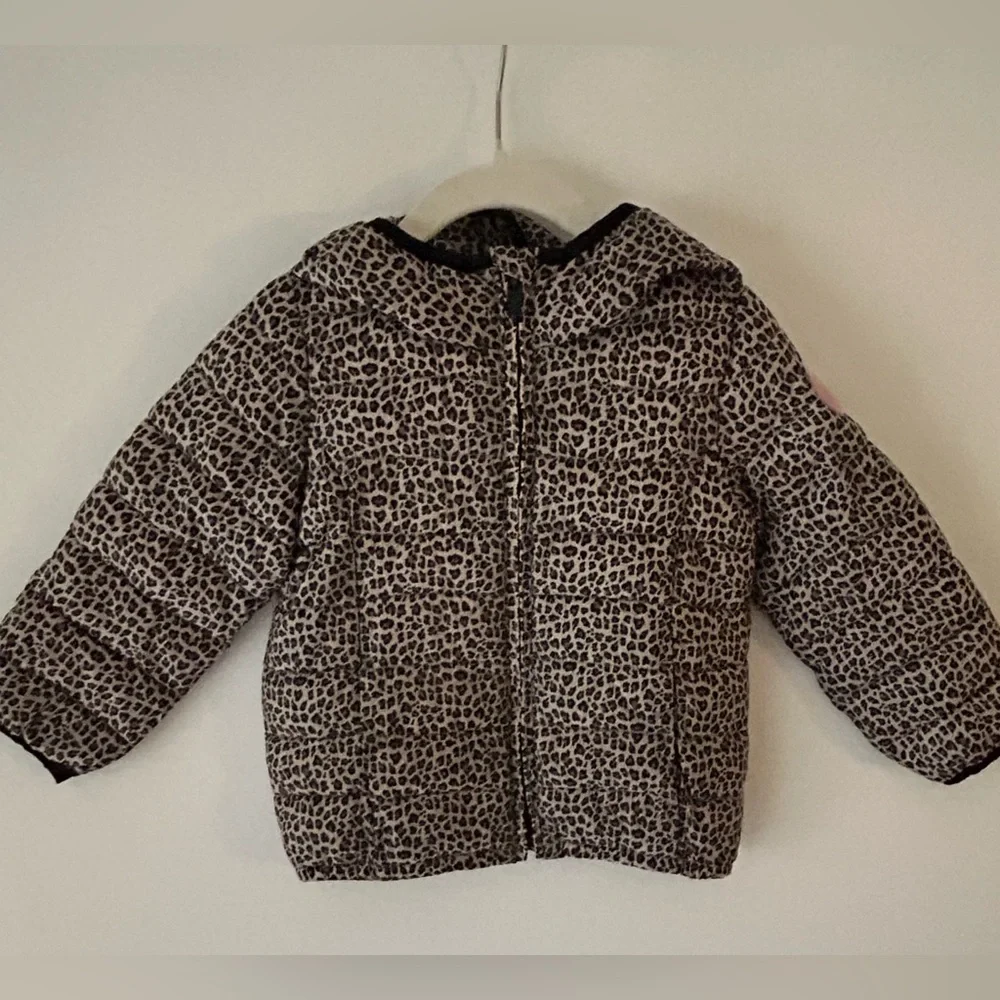 Baby Gap girl’s  hooded leopard puffer coat size 3. Mid weight thickness. Nice!